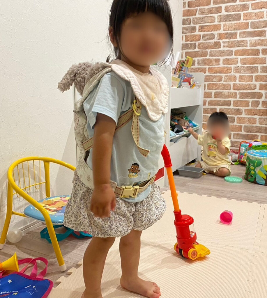真剣な顔でアンパンマン掃除機をかける子ども